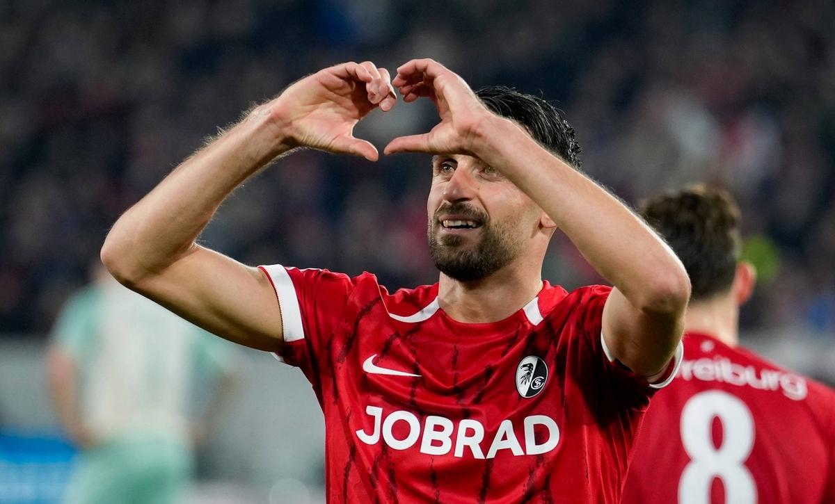 弗莱堡球员表现出色,为球队赢得胜利 弗莱堡球员表现出色,为球队赢得胜利