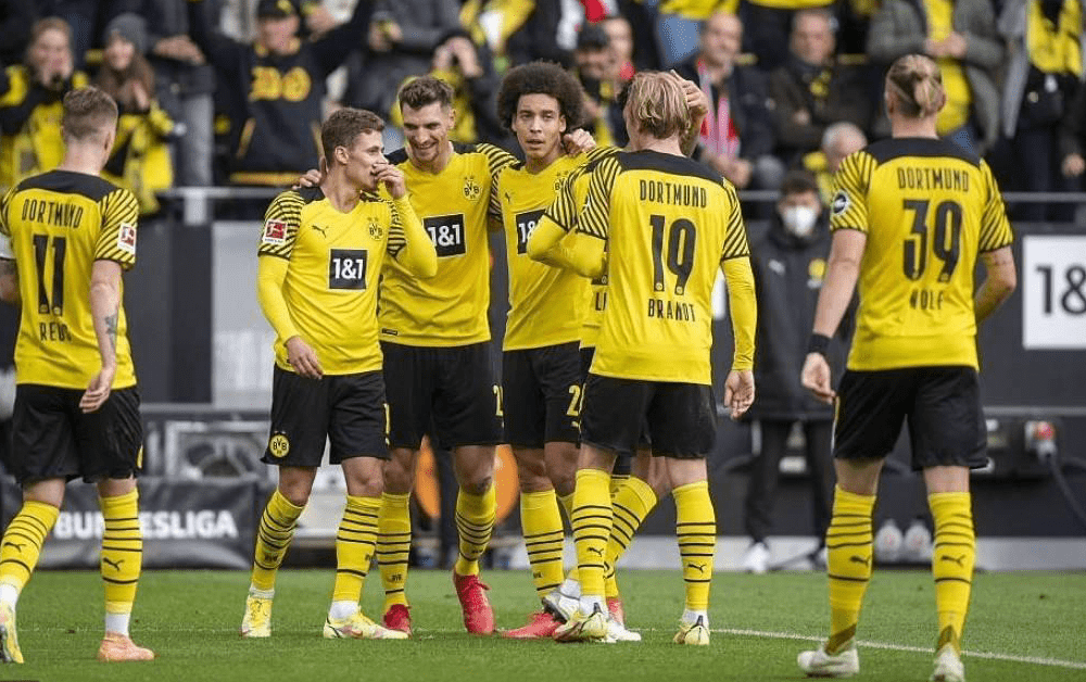 包含巴伐利亚慕尼黑客场大胜对手，积分继续领先的词条