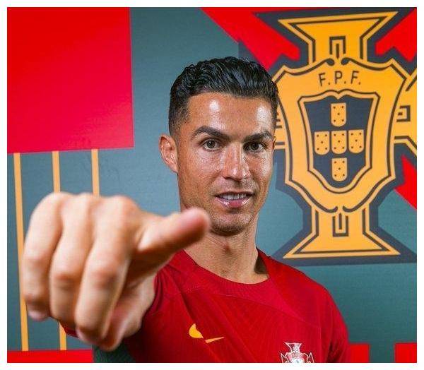 葡萄牙球员C罗斩获欧洲杯金球奖 葡萄牙球员C罗斩获欧洲杯金球奖