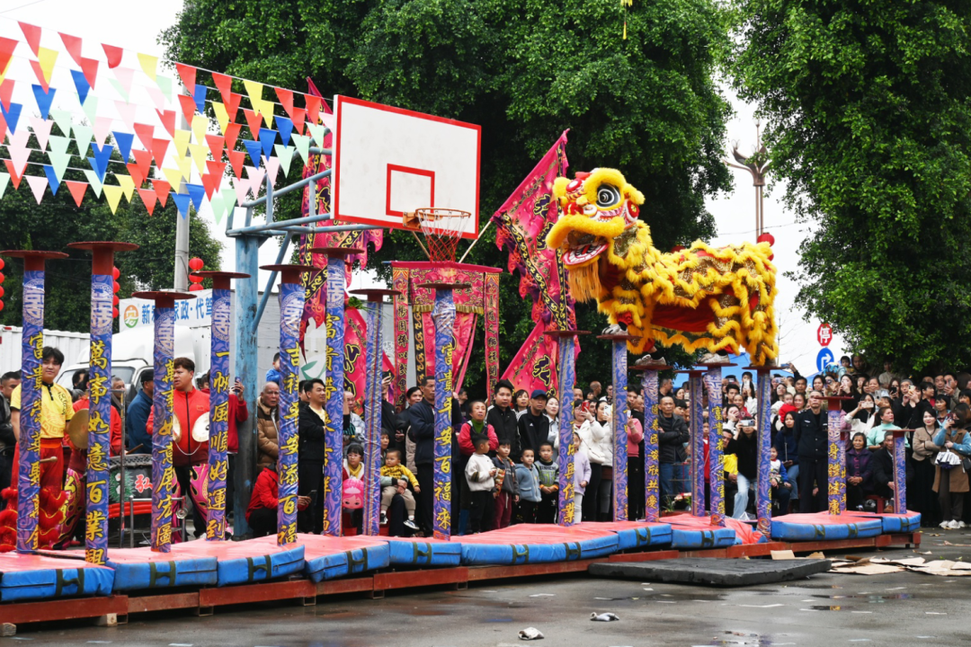 刺激对决现场气氛热烈观众沸腾不已 刺激对决现场气氛热烈观众沸腾不已