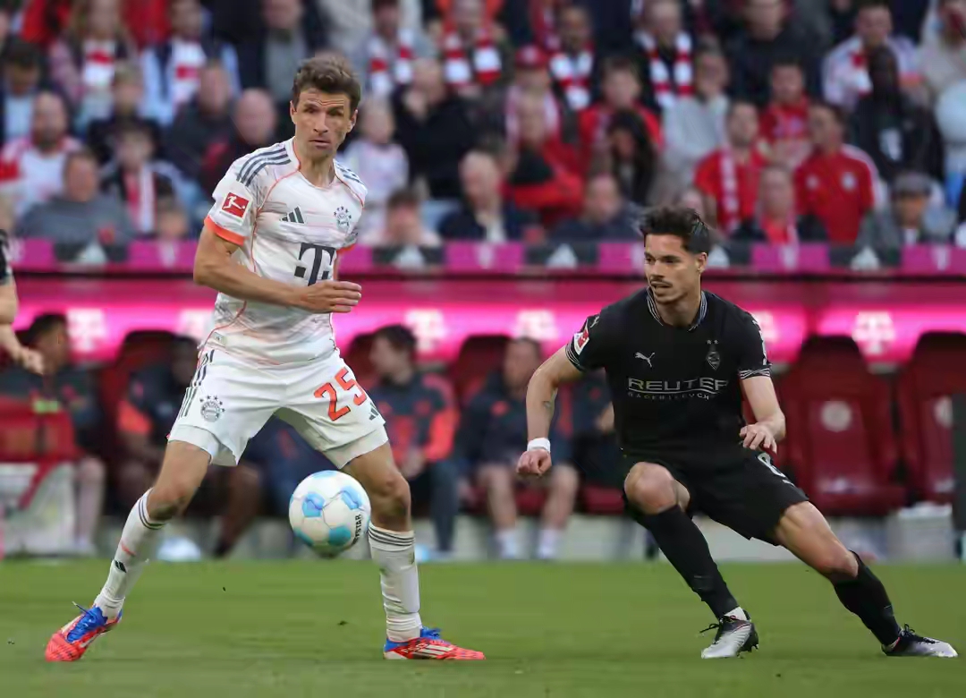 拜仁血洗罗马,德容制霸全场 拜仁血洗罗马,德容制霸全场