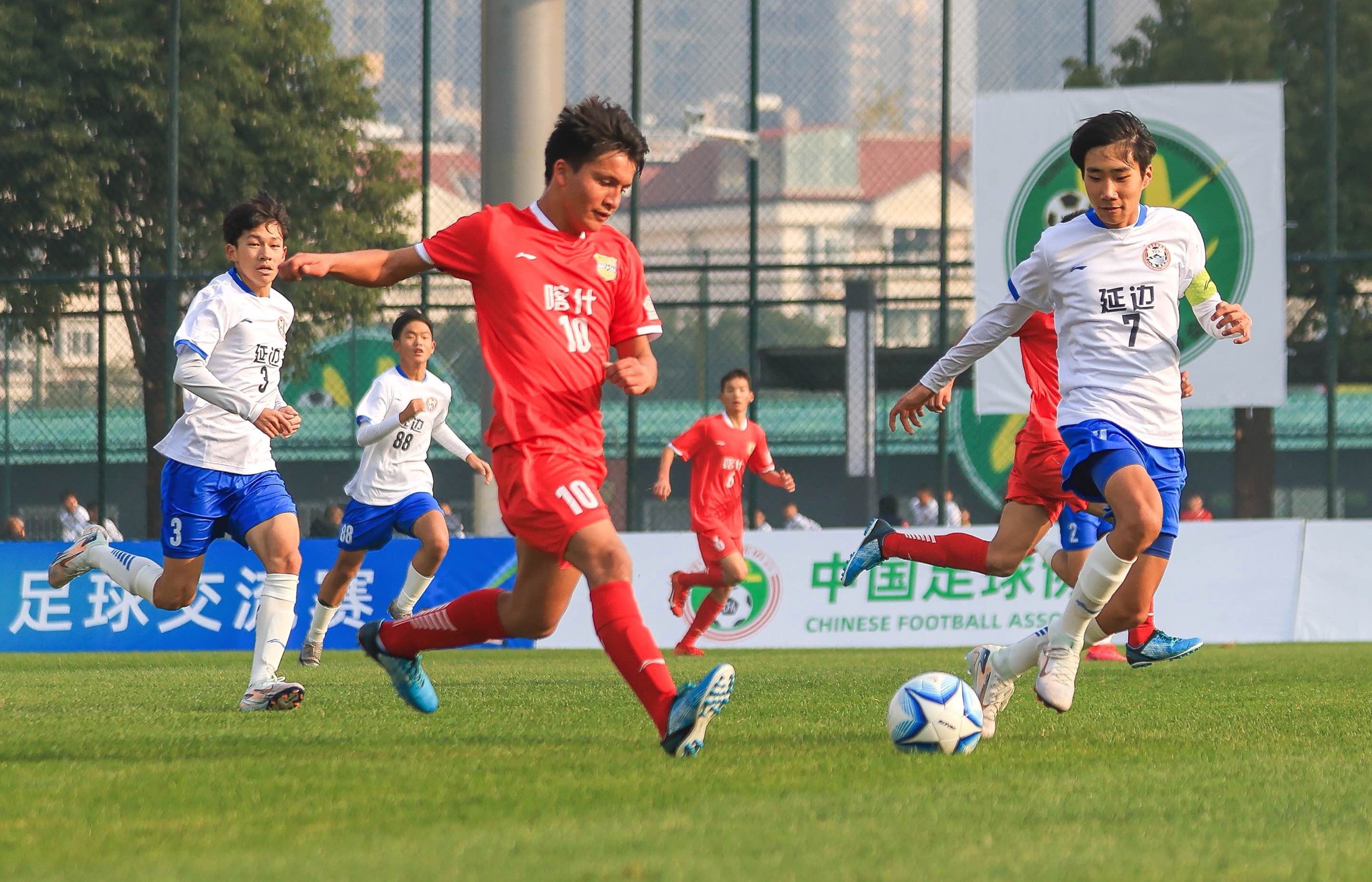 激烈足球巅峰赛事揭幕，球队备战全力以赴